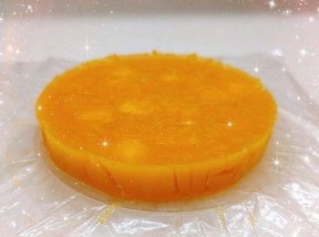 step4: <span class="group_3">果茸流心餡</span>： 1. 將芒果茸用微波爐加熱20秒至微暖，加入糖攪拌至完全溶解 2. 加入檸檬汁和芒果粒，拌勻3. 然後倒入模具中（先舖上保鮮紙；模具需比蛋糕模小1.5倍），放進冰格冷凍，備用