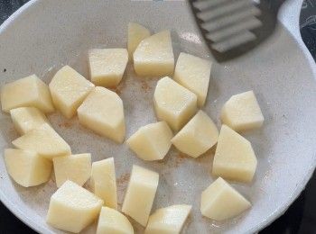 step6: 不沾鍋中火預熱，加少量油
加入薯仔煎三分鐘
加入少量鹽
薯仔炒兩分鐘
不沾鍋轉中小火，薯仔焗兩分鐘
開蓋炒一分鐘
薯仔再焗兩分鐘
開蓋再炒一分鐘
薯仔上碟備用