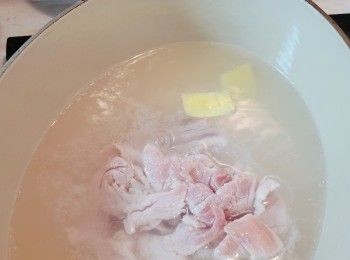 step4: 先燒滾水，下薑片和瘦肉。