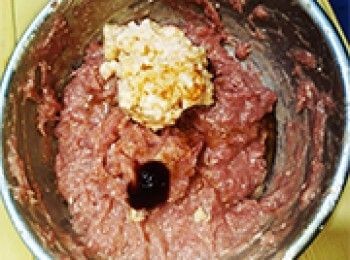 step7: 加入麻油、蠔油、蒜油、老抽拌勻