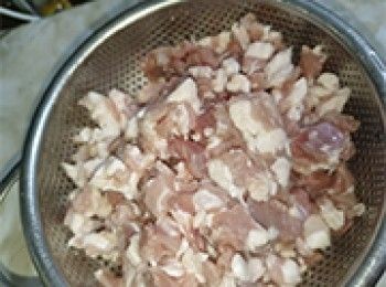 step13: <span class="group_4">餡料</span>豬肉洗淨，瀝乾水份切小粒備用