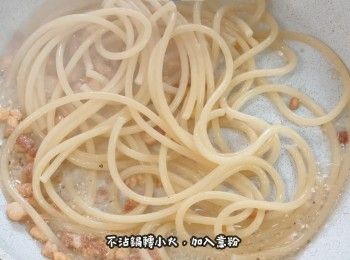 step4: 不沾鍋轉小火，加入意粉
加入100ml意粉水
攪拌均勻