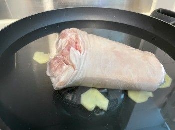 step1: 豬手解凍後用鹽水浸泡一陣，豬手有血水盡量唧走。凍水加入幾片薑片，再加入豬手，水滾後加熱約15分鐘，盛起沖洗乾淨，用廚紙印乾水份