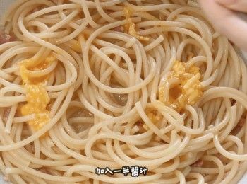 step5: 加入一半醬汁
加入100ml意粉水攪拌均勻