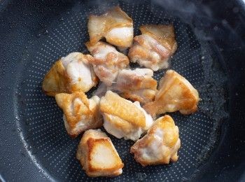 step2: 同一油鍋，將雞肉下鍋煎至表面焦香。