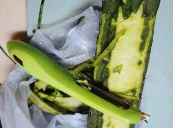 step2: 勝瓜去皮切件備用。