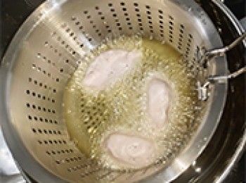 step29: 油燒至220℃，關火。
隔篩放上芋角，慢慢放入