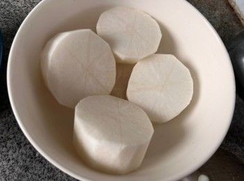 step2: 先把白蘿蔔削皮，切成約3厘米厚的段，並在白蘿蔔表面輕輕切幾下以便入味，共需要4段。