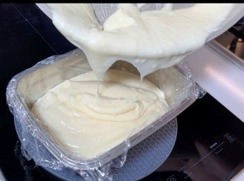 step6: 趁熱倒入已預先鋪上微波爐保鮮紙的容器。放涼後，放進雪櫃雪最少3小時至凝固。