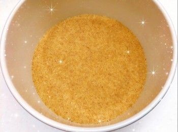 step1: <span class="group_1">餅底</span>： 1. 先將消化餅打碎成幼沙狀 2. 牛油加熱至溶化成牛油溶液（可用微波爐加熱），加入餅碎，拌勻 3. 然後放入蛋糕模具，平均壓實成<span class="group_1">餅底</span>，放進冰格冷凍至凝結，備用