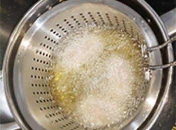 step30: 直至芋角沒入油中。