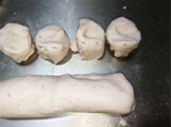 step24: [組合]用手搓成長棒形，分成15個小麵糰