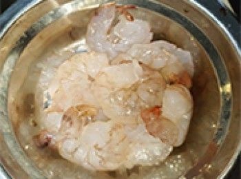 step17: <span class="group_4">餡料</span>蝦仁用廚紙吸乾水份，切小粒備用