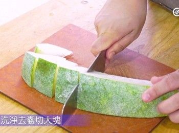 step9: 去囊切大塊
Remove the melon's seeds, then cut it into large chunks.