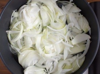 step1: 熱油鍋，將切好的洋蔥下鍋拌炒。