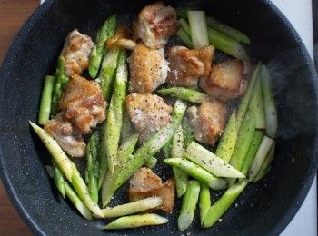 step3: 將蘆筍下鍋拌炒一下後，加入檸檬汁、鹽巴、黑胡椒炒勻。