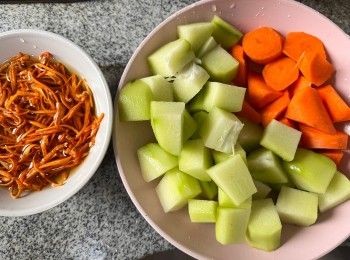 step3: 將乾蟲草花浸軟；佛手瓜和甘筍去皮、切成一口大小的塊狀。