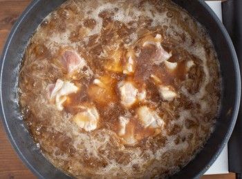 step4: 加入高湯、黑胡椒與雞肉煮熟。(如果不想吃起司的朋友這樣就完成了喔。