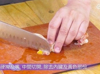 step3: 中間切開，除去內臟及黃色部份
Cut it in half and remove the intestines and yellow parts.
