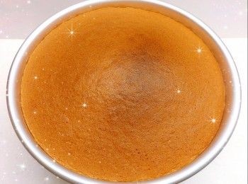 step10: 然後舖上另一片蛋糕片，塗上一層忌廉夾餡再放上士多啤梨粒，然後再塗一層忌廉夾餡