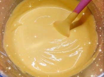 step7: 先將2／3的慕絲倒在已凝結成形的<span class="group_1">餅底</span>上，然後將已結凍的果茸放在慕絲中間部份（流心餡與模具之間必需留位，不能太貼近模具邊緣，否則切開慕絲蛋糕時，流心餡會因太貼近蛋糕邊位而容易流出），輕輕按壓使果茸和慕絲成同一水平的高度（作用將慕絲推向邊緣位置，固定流心餡在蛋糕中心位置） 2. 最後，慢慢倒入剩下的慕絲，再輕輕搖晃使慕絲表面平整／用抹刀抹平表面 3. 蓋上保鮮紙，放進雪櫃冷藏至少3小時至凝固 4. 食用前從雪櫃取出，用熱毛巾包圍蛋糕模外圍約30秒（令蛋糕外圍軟化），即可輕易將蛋糕脫模