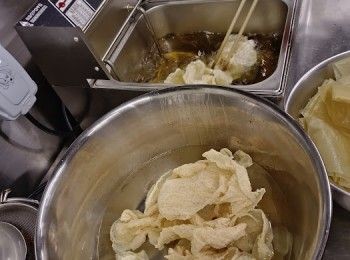 step3: 腐皮炸後，清水浸軟，隔水備用