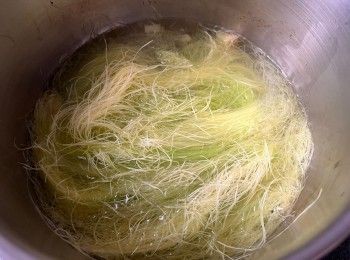 step2: 先將水煮沸，放入粟米鬚後以中火煮15分鐘至出味，把粟米鬚瀝走湯汁並取出。