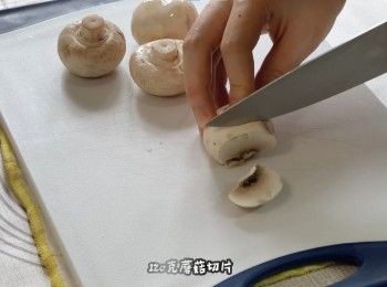 step2: 120克蘑菇切片