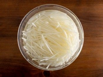 step1: 首先將馬鈴薯刨絲後，用清水洗淨、瀝乾備用。