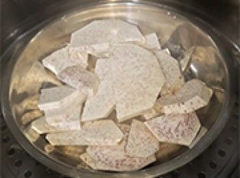 step2: <span class="group_1">芋角皮 A</span>大火蒸20分鐘