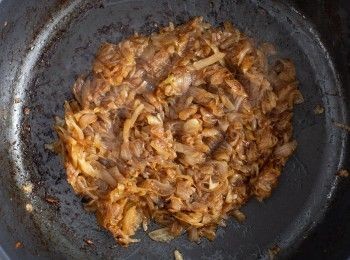 step3: 等水分收乾後就可以直接翻炒到洋蔥變成焦糖色了。