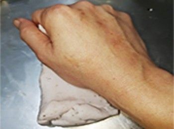 step23: [組合]雪櫃取出咸水角，放在案板上揉搓至軟滑。