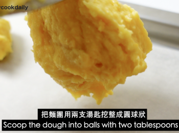 step5: 把麵團用兩支湯匙挖整成圓球狀