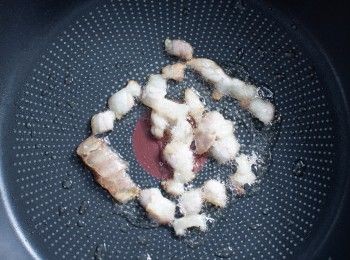 step1: 首先將培根下鍋煸成焦脆後起鍋備用。（油留在鍋中。）