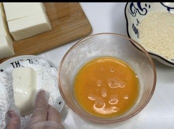 step7: 依次序沾上粟粉、蛋液和麵包糠。