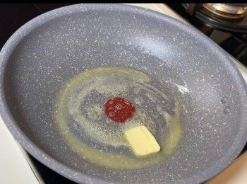 step2: 取出不沾平底鑊，加入牛油，開細火將牛油煮溶。