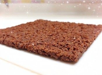 step3: <span class="group_2">朱古力脆皮外層</span>： 1. 將白朱古力用熱水坐溶（亦可用微波爐加熱1.5分鐘成朱古力醬；朱古力加熱不可超過50°，否則會變質而失去光澤） 2. 再將適量的藍色食用色素加入已坐溶的白朱古力醬中，攪拌至完全均勻 3. 先在模具均勻的塗上一層朱古力溶液，放進雪櫃冷藏約10-15分鐘至凝固（必需待完全凝固，才可再塗第2層） 4. 最後，塗上第2層朱古力溶液，再放進雪櫃冷藏至凝固，備用