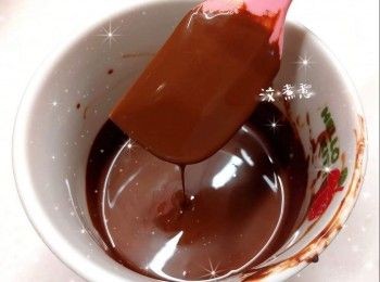 step1: <span class="group_1">黑朱古力醬</span>： 1. 將黑朱古力用熱水坐溶（亦可用微波爐加熱1.5分鐘成朱古力醬；朱古力加熱不可超過50°，否則會變質而失去光澤） 2. 淡忌廉用微波爐加熱10秒至微暖，加入<span class="group_1">黑朱古力醬</span>，拌勻至黑朱古力滑身（呈令面），放涼