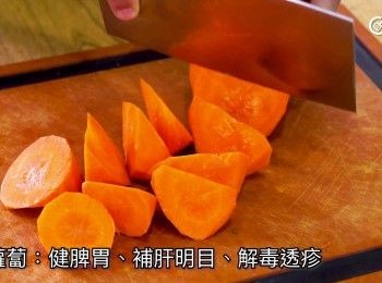 step3: 紅蘿蔔去皮切件
Peel and cut carrot into pieces.