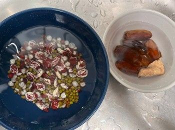 step2: 把材料洗淨，豆類和椰棗先浸泡2小時；陳皮浸軟刮去囊。