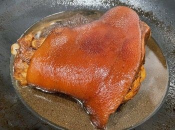 step5: 完成三小時後開始收汁，收汁期間可以用湯壳淋醬汁在豬手表面，時不時移動一下豬手位置，可防黏鑊。