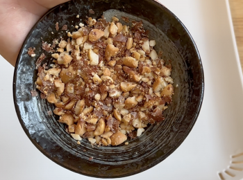 step3: 打碎炸花生；用小火炒一炒櫻花蝦，炒出香味即可