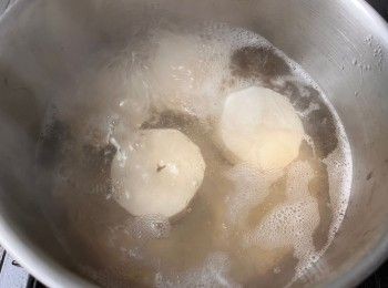 step3: 把昆布高湯、白蘿蔔放進鍋內，以中小火煮15分鐘，蓋上鍋蓋後熄火，悶30分鐘至白蘿蔔熟透。