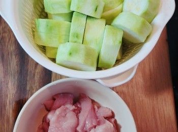 step3: 瘦肉洗淨後切片，再用少許鹽略醃備用。