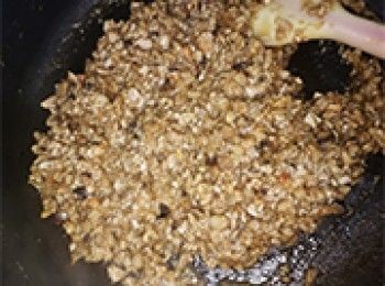 step22: <span class="group_6">埋茨</span><span class="group_6">埋茨</span>推餡，加入胡椒粉及芝麻油拌勻，盛起放涼