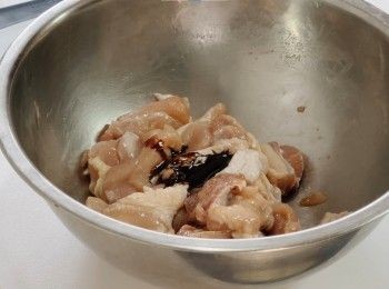 step2: 雞肉加入5g胡椒粉
加入5g雞粉
加入少量鹽
加入5g生抽
加入5g老抽攪拌
