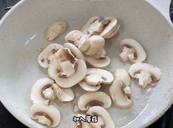 step7: 不沾鍋中火預熱，加少量油
加入蘑菇
蘑菇炒兩分鐘
加入15克牛油
蘑菇炒一分鐘