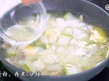step10: 下鹹蛋白，再煮2分鐘
Add egg white and boil for 2 more minutes.
