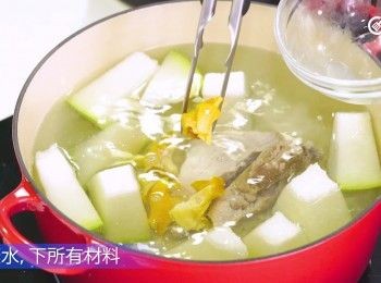 step11: 煲滾水，下所有材料
Bring water to a boil and add all the ingredients.