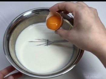 step2: 加入蛋黃一個，攪拌均勻。